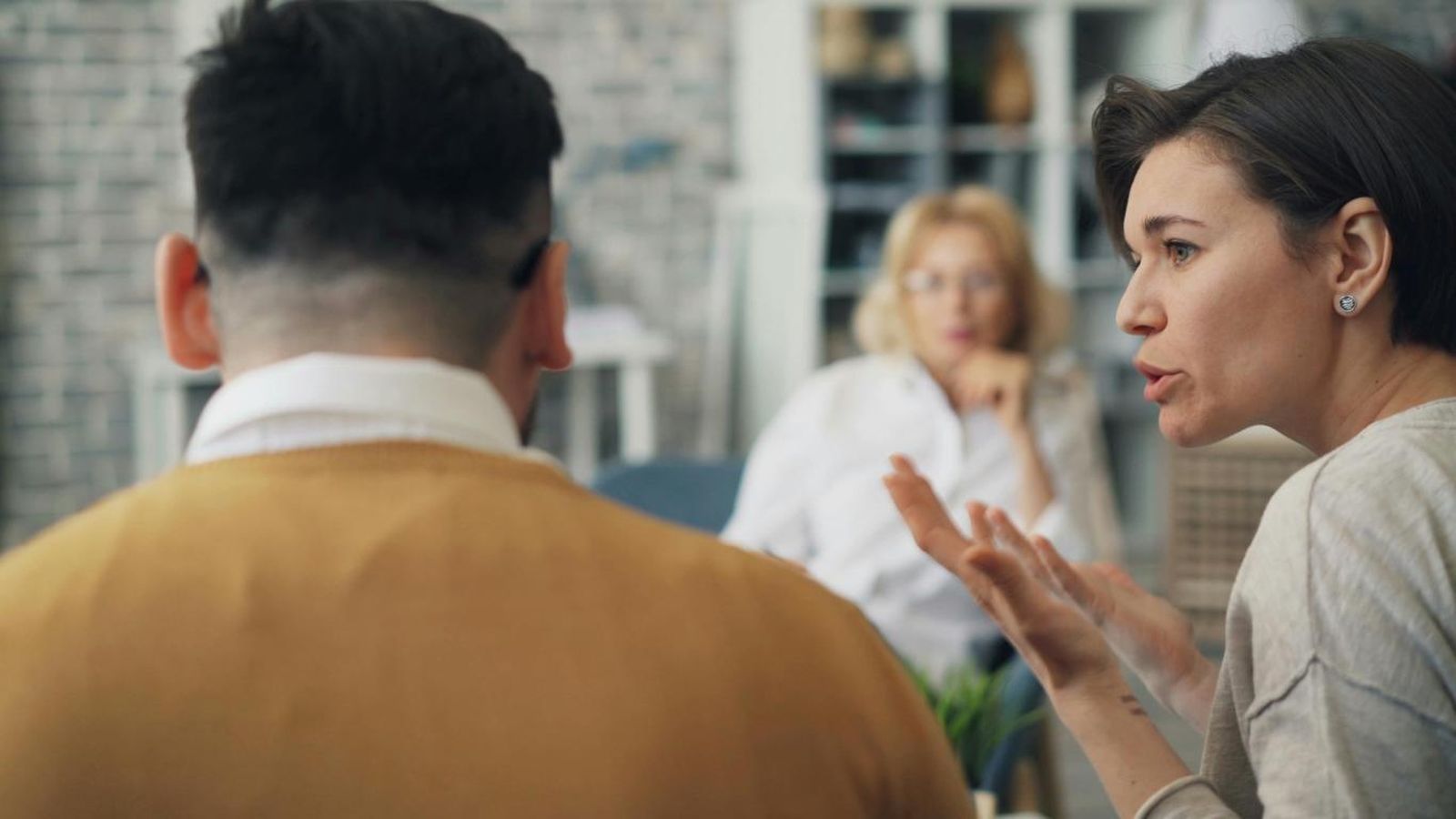 Personas discutiendo asuntos familiares. Personas discutiendo asuntos familiares.