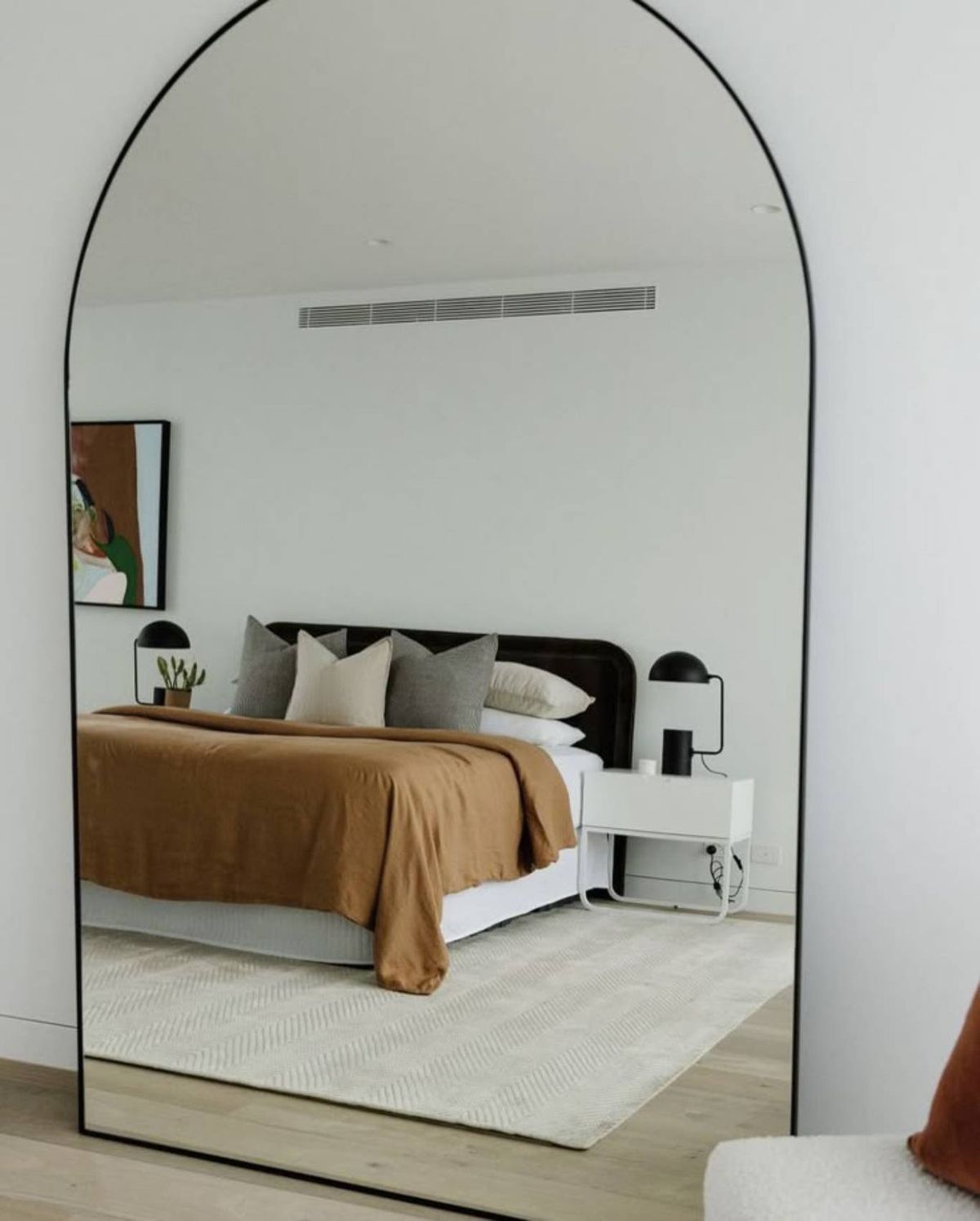 Espejo grande pared en la habitación.