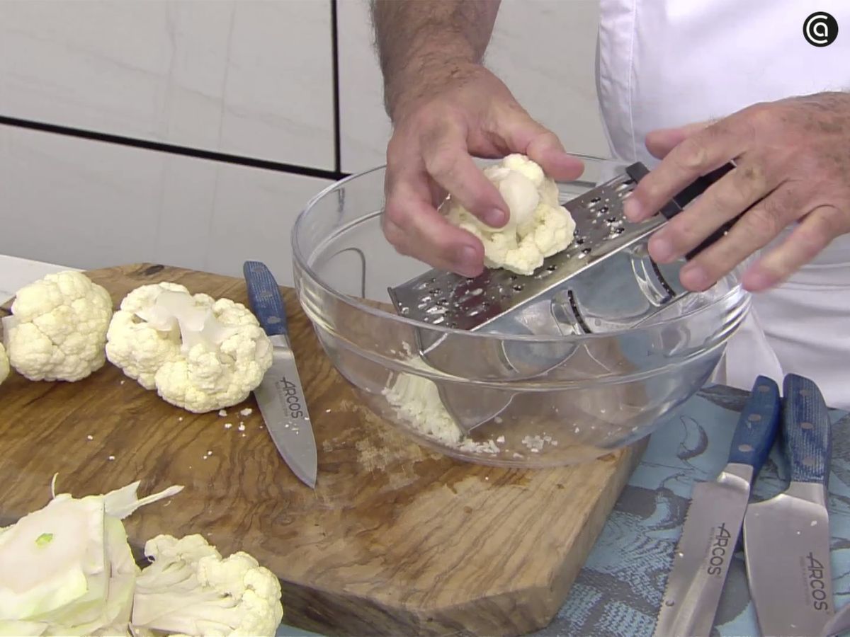 Ralla la coliflor y añádela a la sartén