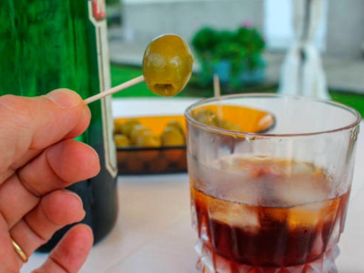 El punto salado de la aceituna resalta las notas herbáceas del vermut 