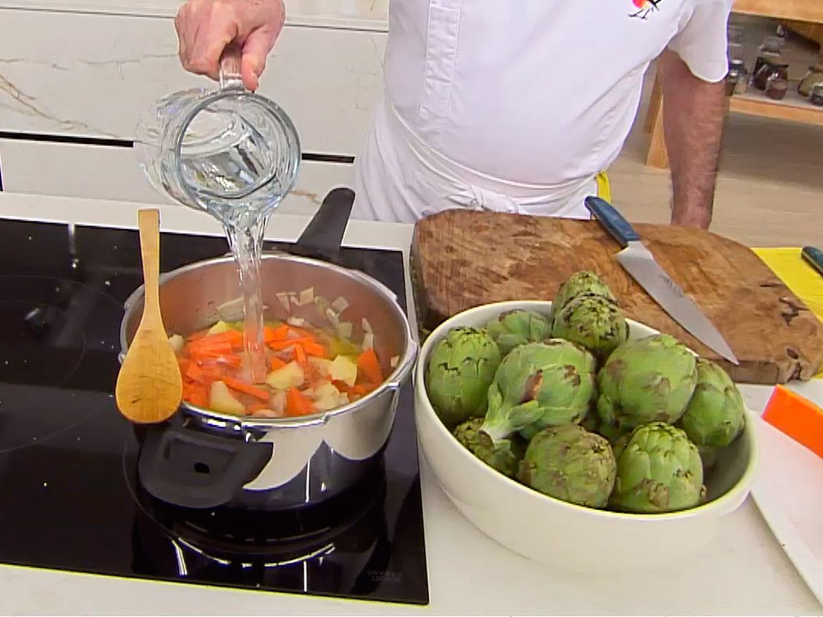 KARL66710320 alcachofas salteadas con crema de calabaza receta karlos arguinano paso1