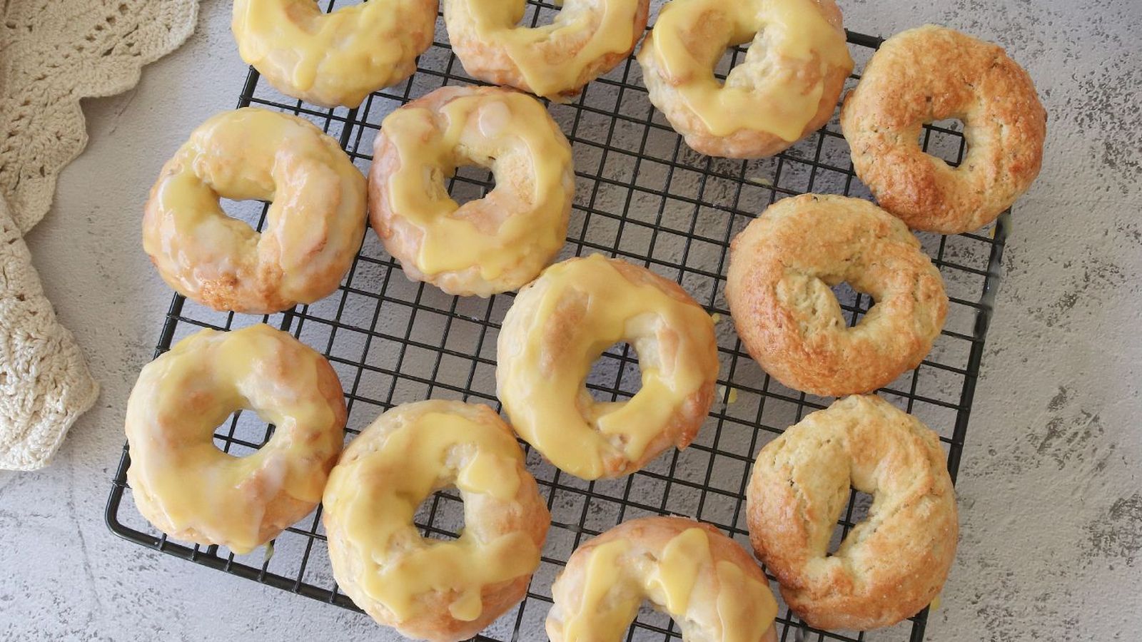 Decorar las rosquillas de San Isidro con glaseado Decorar las rosquillas de San Isidro con glaseado