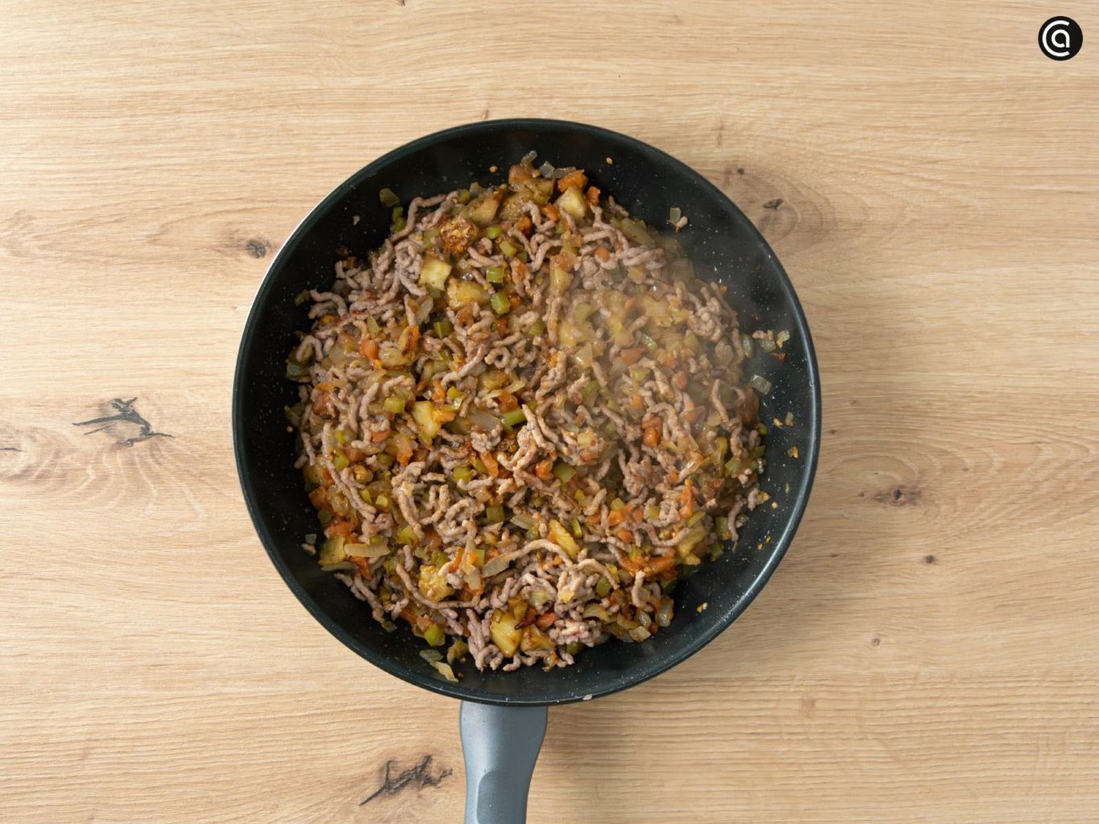 Integra sofrito, carne y pulpa en el relleno