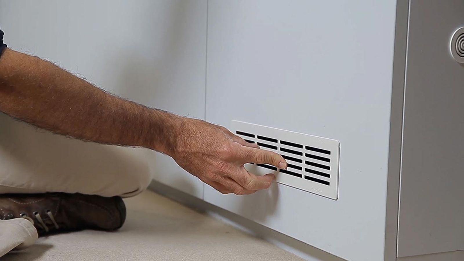 Colocar una rejilla de ventilación en un armario paso 5 Colocar una rejilla de ventilación en un armario paso 5