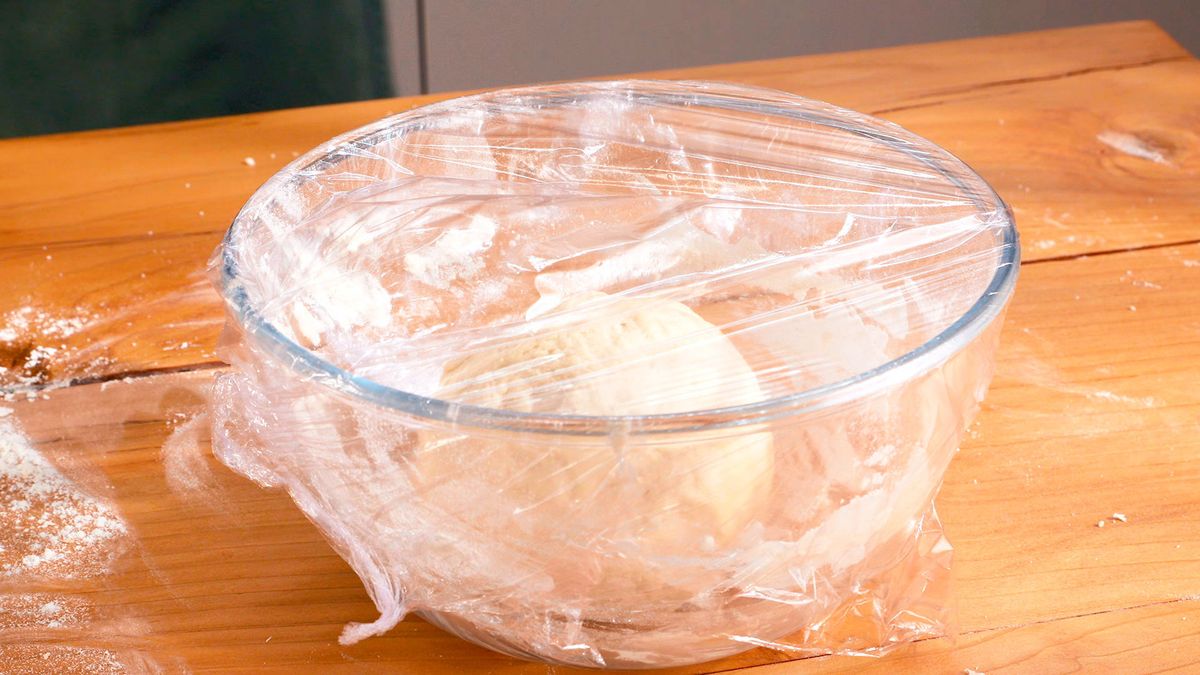 Masa de muffins ingleses reposando, lista para crecer y lograr su esponjosidad