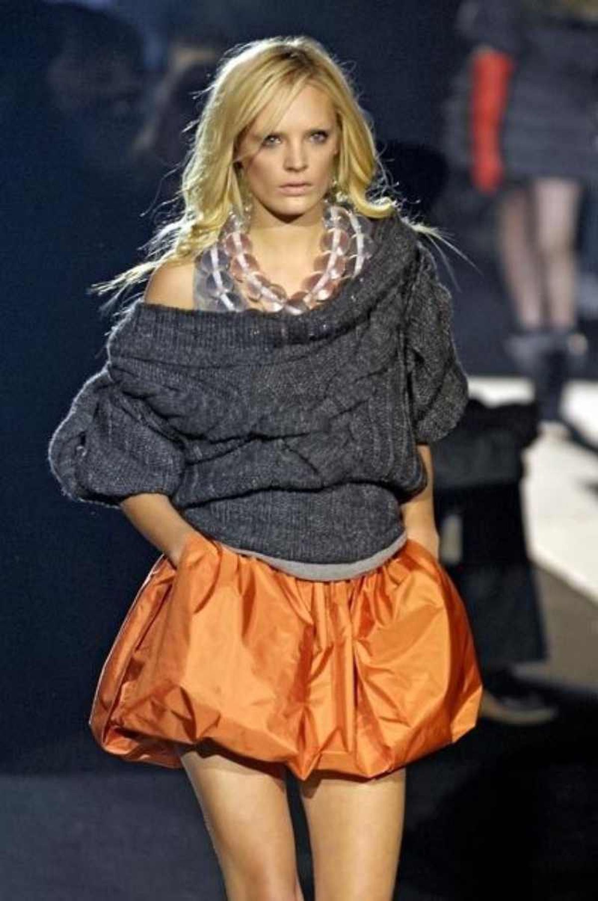 Puedes encontrar la falda globo en diferentes tejidos y larguras