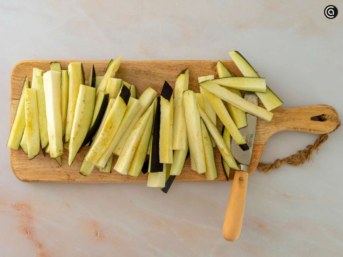Lava, seca y corta las berenjenas