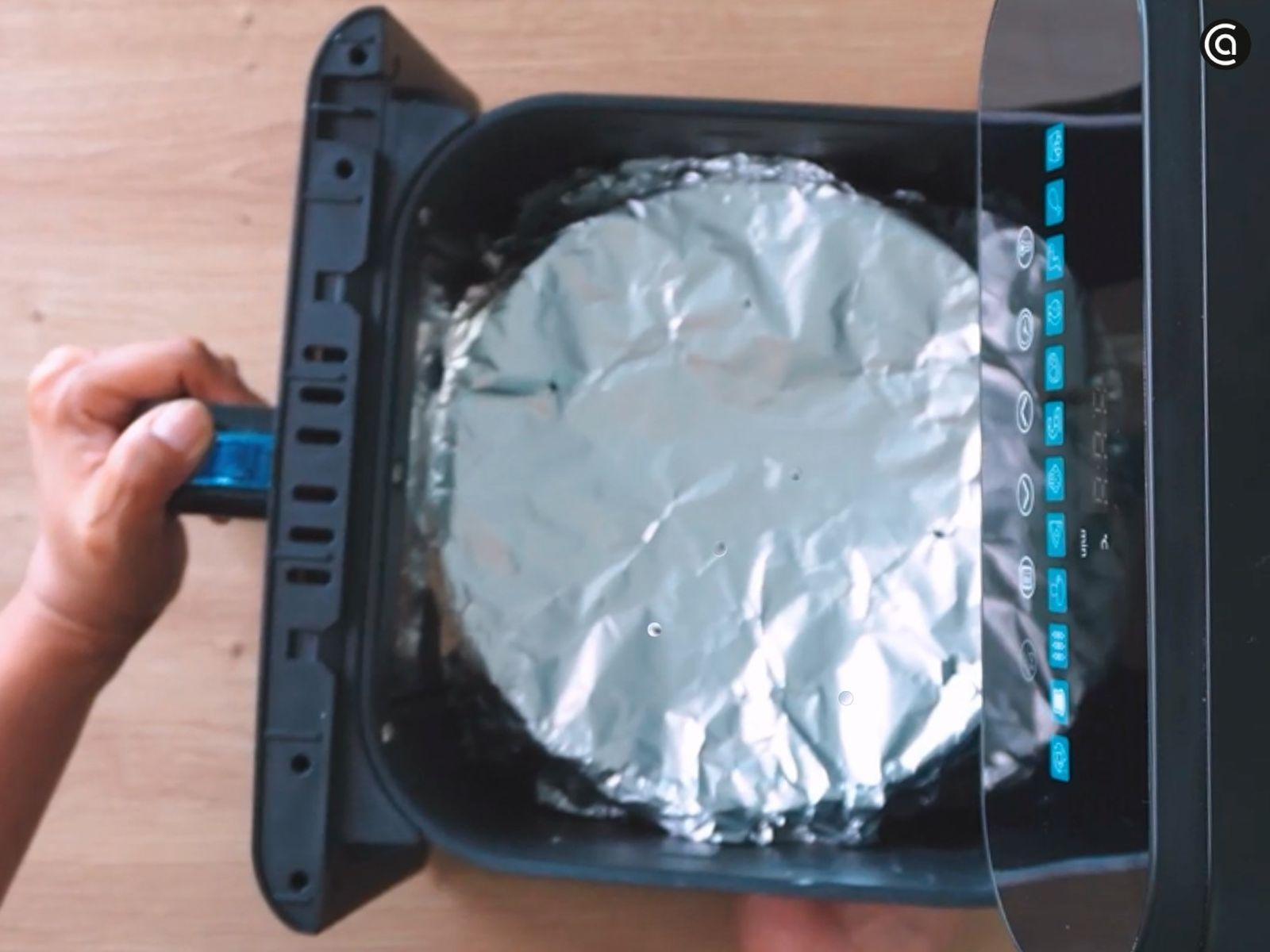Cubre la tarta de queso con papel de aluminio