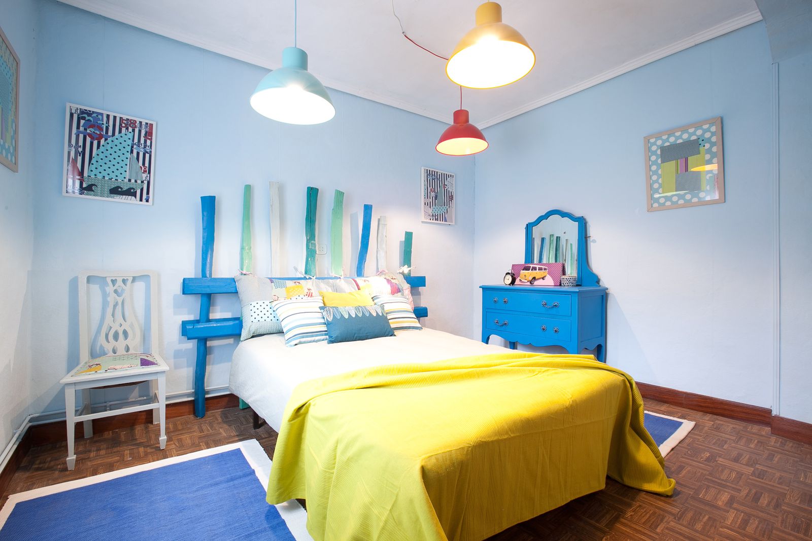 Dormitorio fresco y colorido