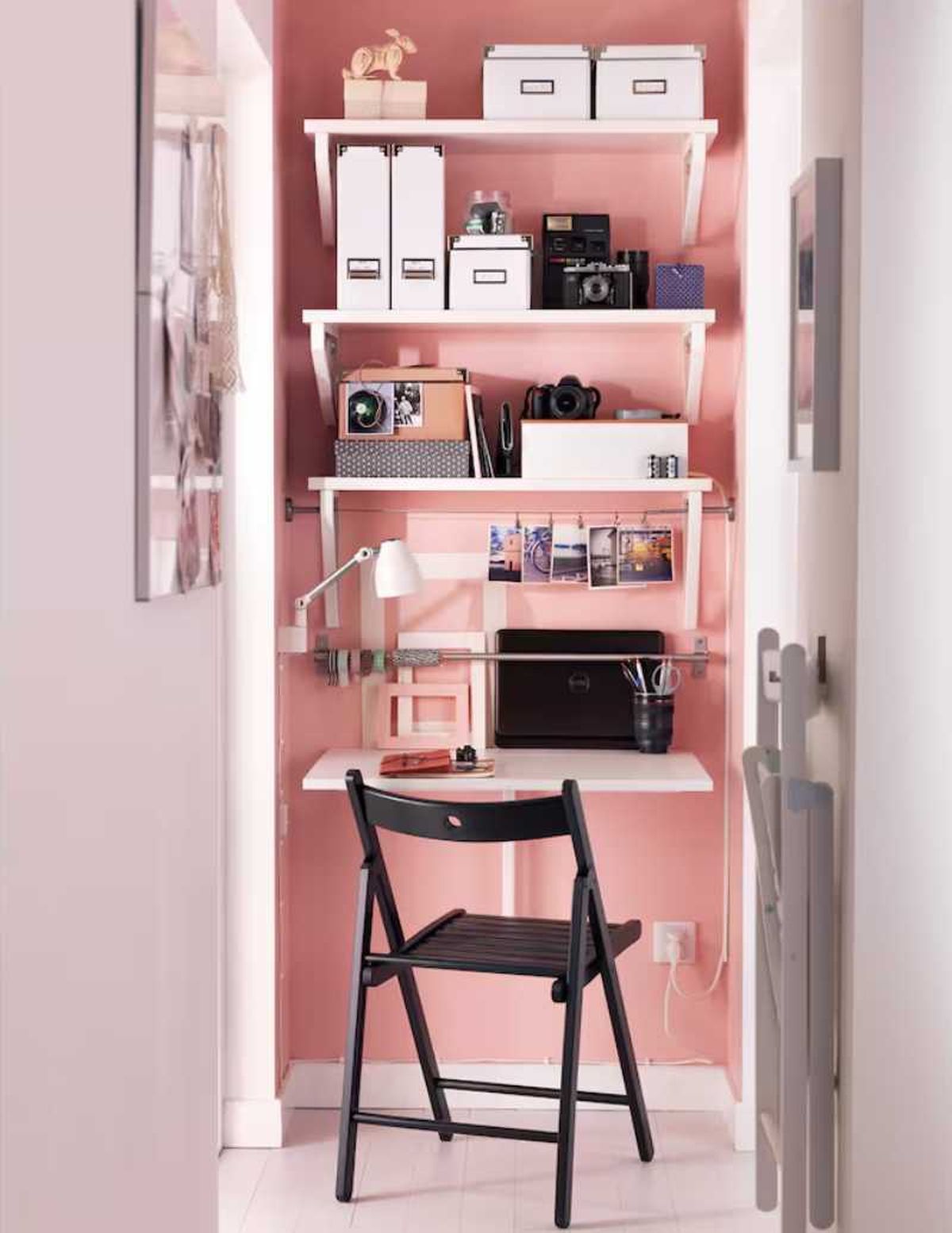 Escritorio abatible Norberg de Ikea en una habitación juvenil.