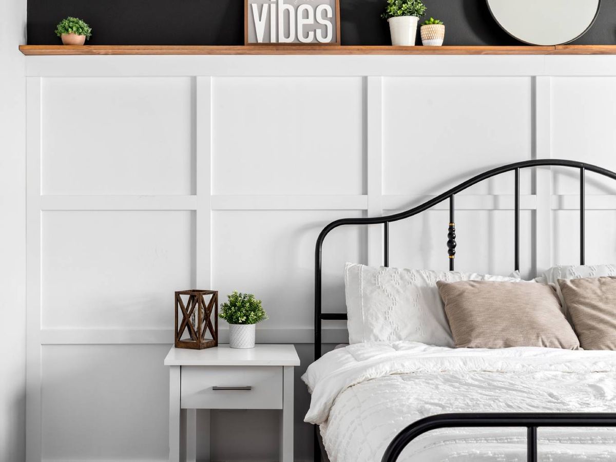 Un cabecero de forja moderna en color negro, ideal para un dormitorio actual y equilibrado.