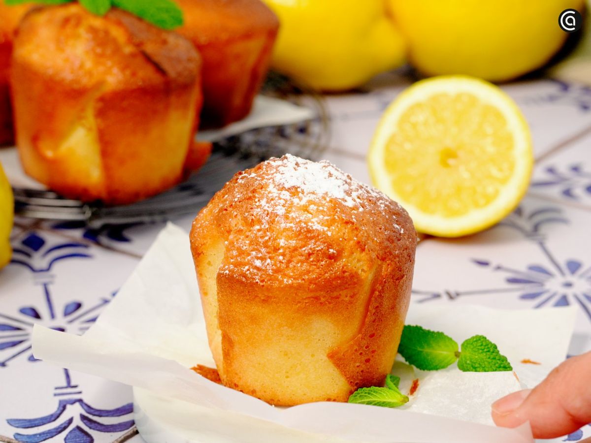 Espolvorea azúcar glas sobre las magdalenas de limón