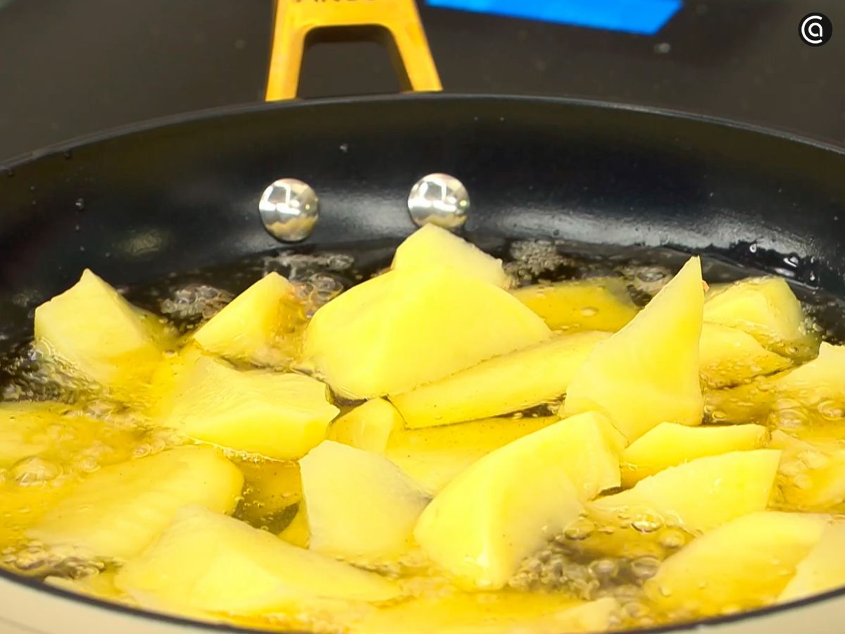 Pela, corta y fríe las patatas