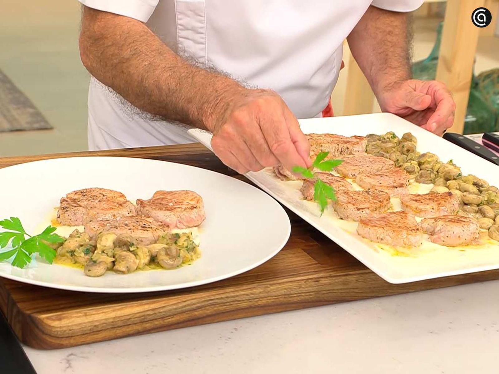 Sirve el solomillo de cerdo con salsa de queso azul Sirve el solomillo de cerdo con salsa de queso azul