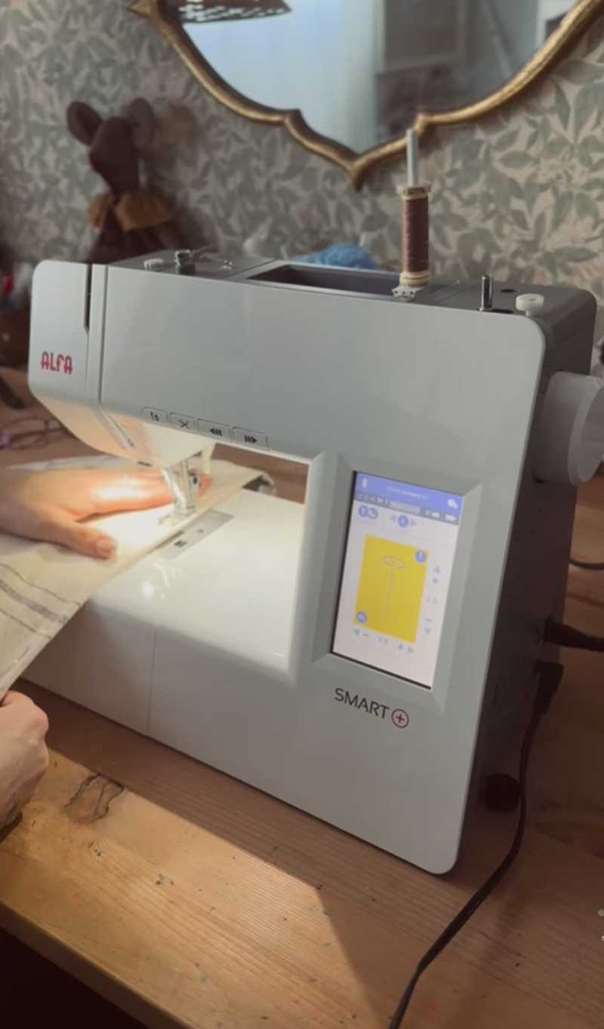 La influencer cosiendo los caminos de mesa a máquina para adaptarlos a la vitrina.