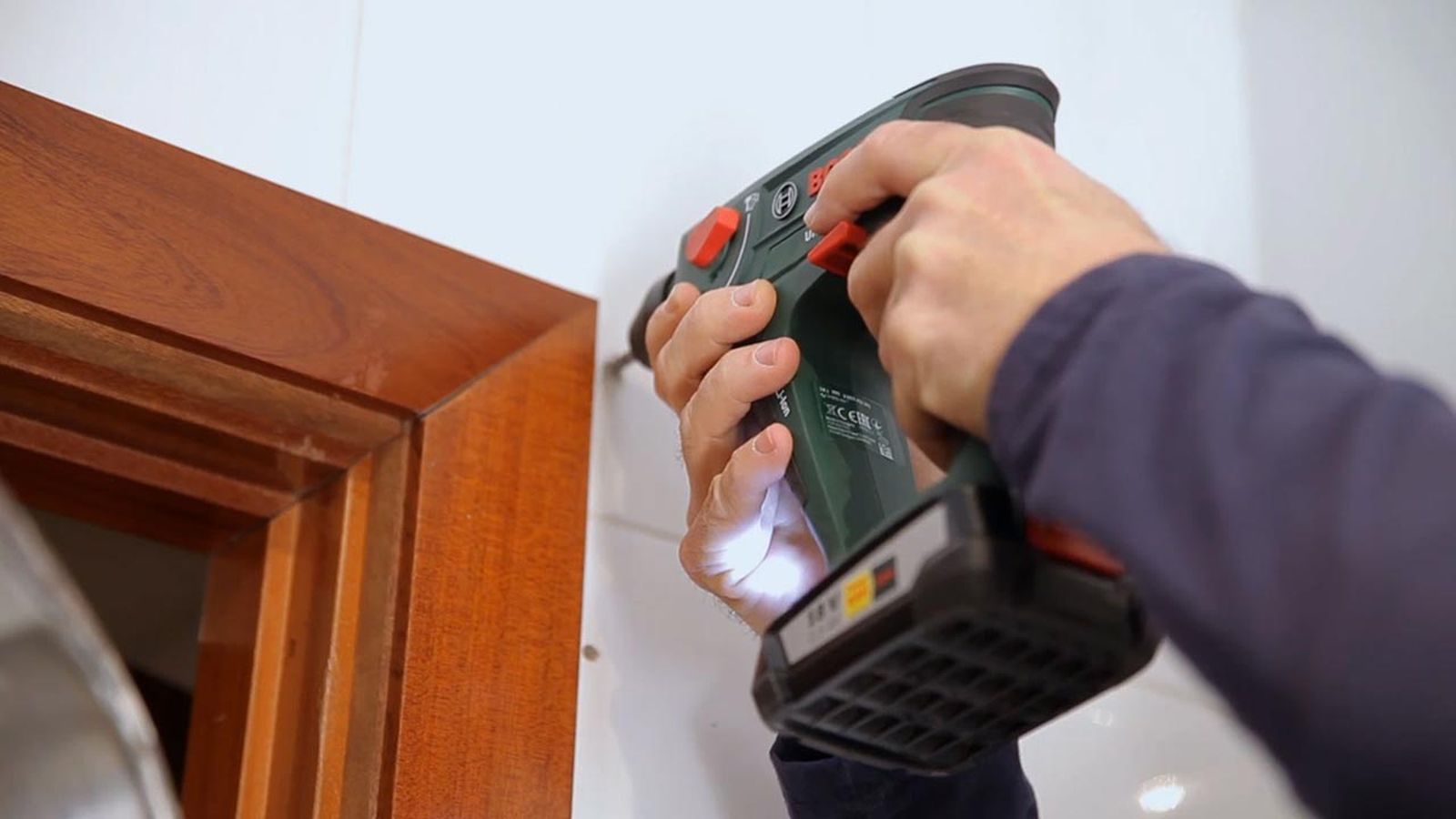 Cómo colocar una balda encima de la puerta paso 5 Cómo colocar una balda encima de la puerta paso 5