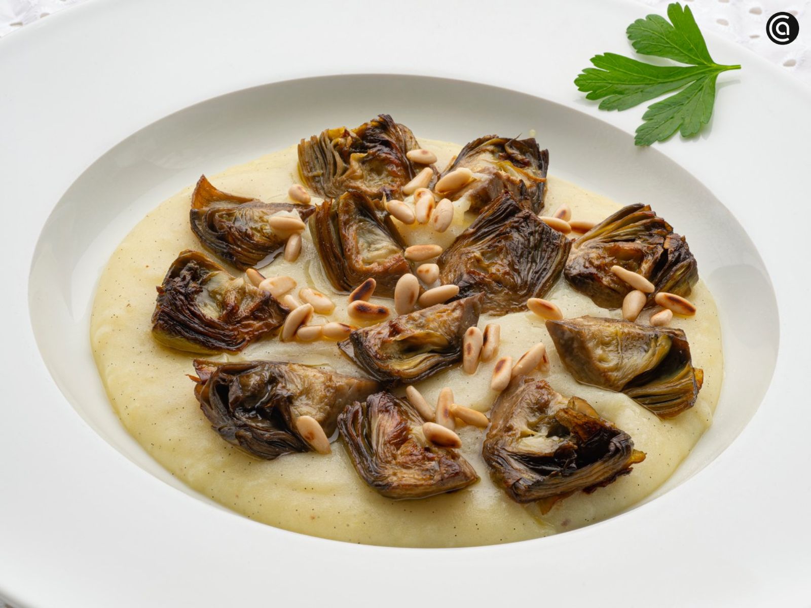 Alcachofas con puré de patata avainillado y piñones, receta saludable de Karlos Arguiñano