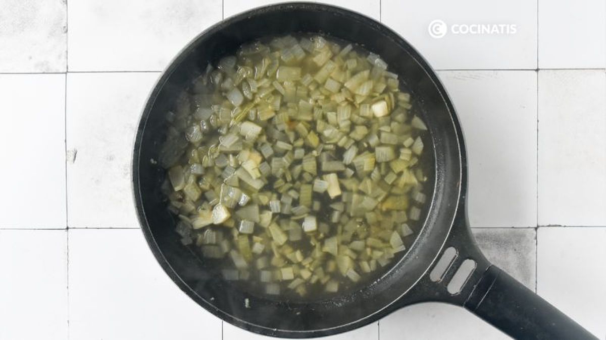 Cocinamos la cebolla en el caldo de pollo