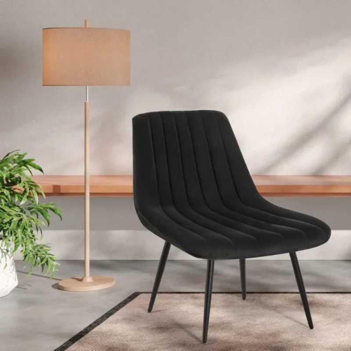 Silla negra con textura acanalada.