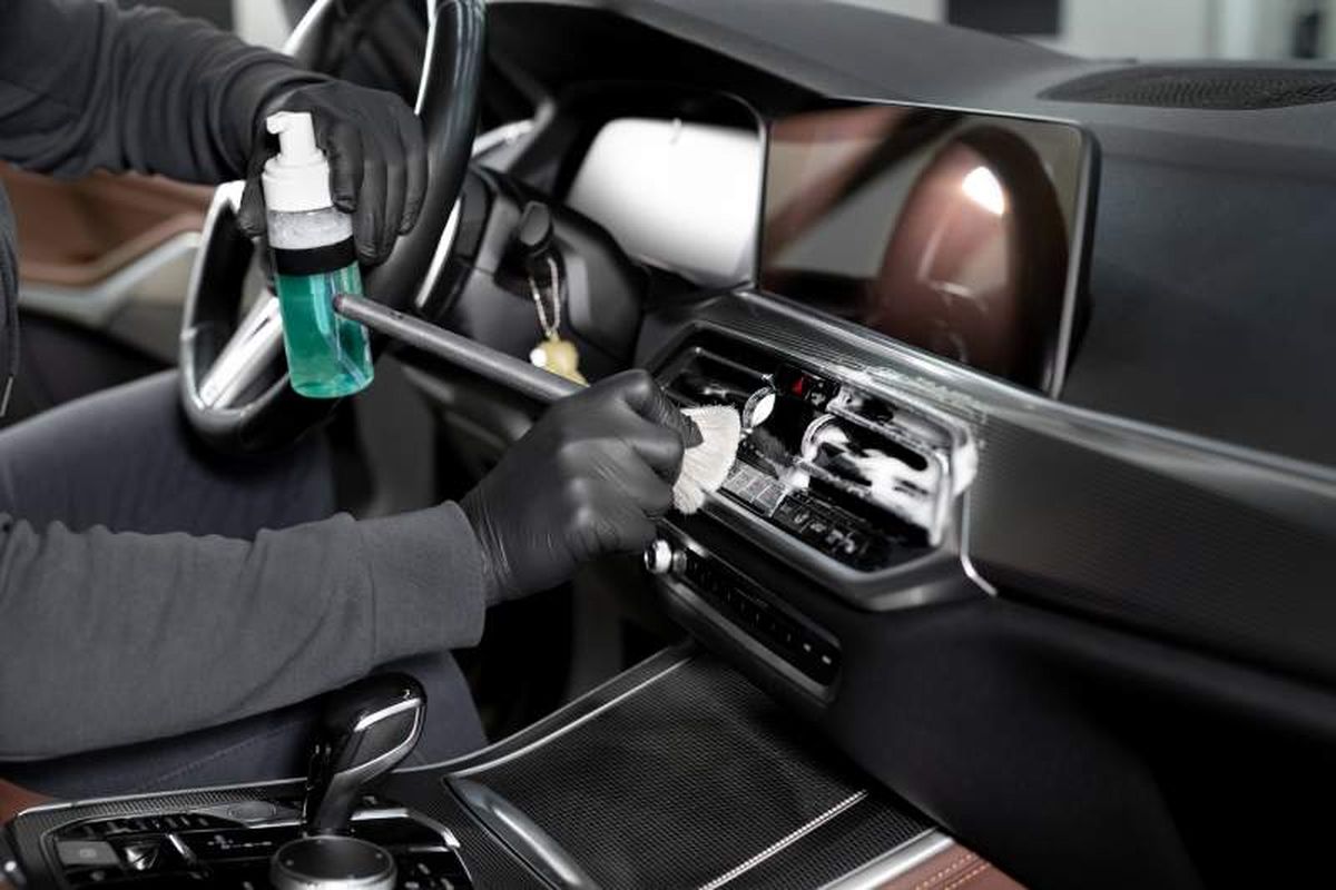 Asegúrate de quitar el polvo de las ranuras y recovecos del salpicadero