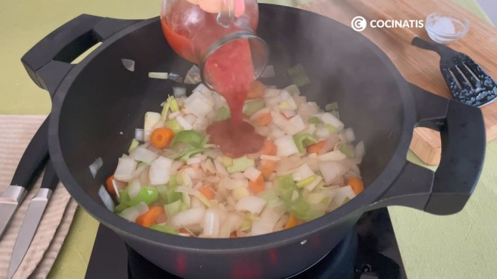 Agregamos el tomate triturado al sofrito de verduras Agregamos el tomate triturado al sofrito de verduras