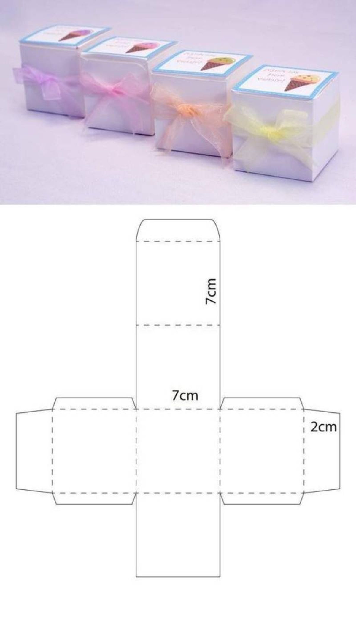 Cajitas de cartulina cuadradas con un lazo.