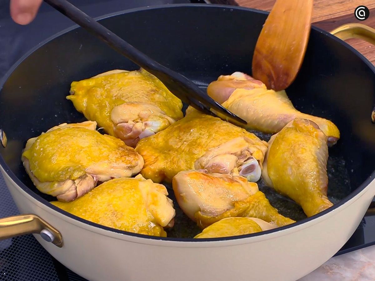 Dorar el pollo para hacerlo entomatado con patatas