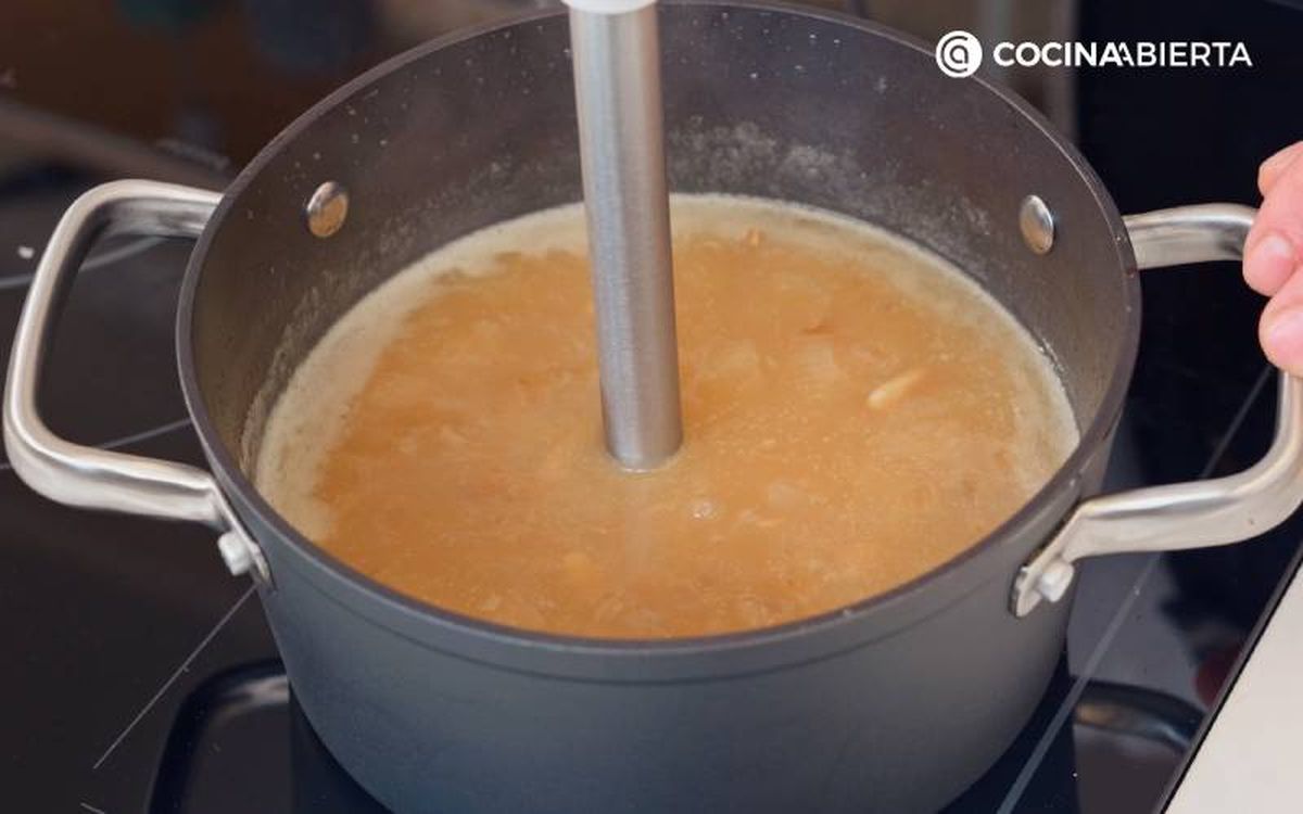 Elaboración de la receta de albóndigas con patatas - Cocina y tritura la salsa