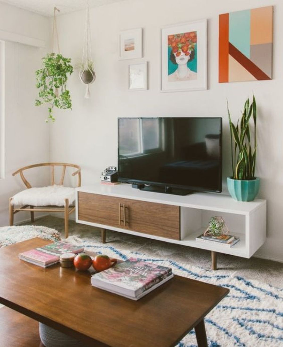 decorar salon cuadros al lado de la tele 2