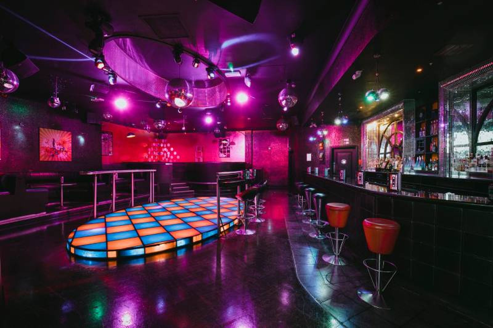 Discoteca pequeña con pista de baile.
