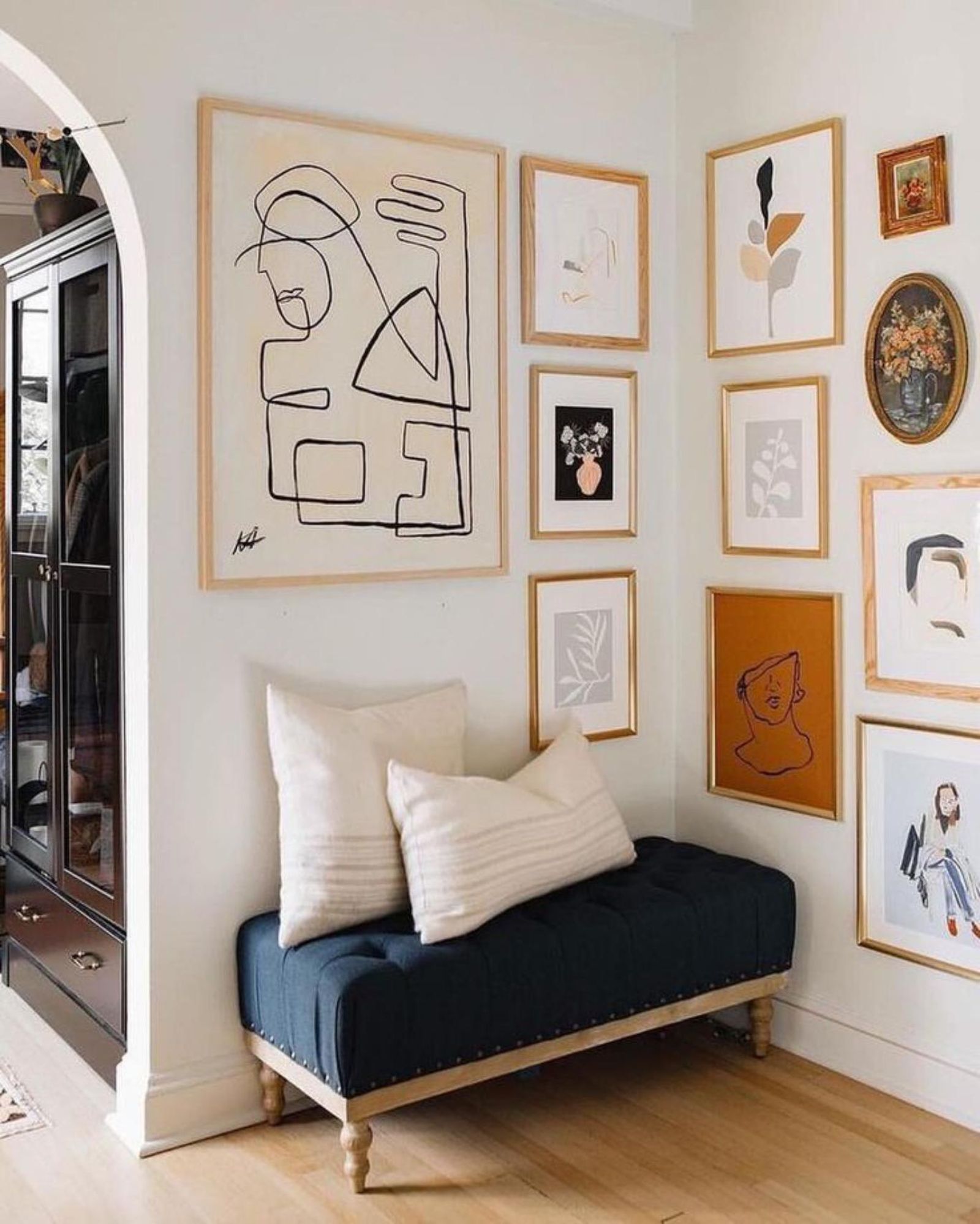 Combinar cuadros con ritmo es esencial para una decoración perfecta. Combinar cuadros con ritmo es esencial para una decoración perfecta.