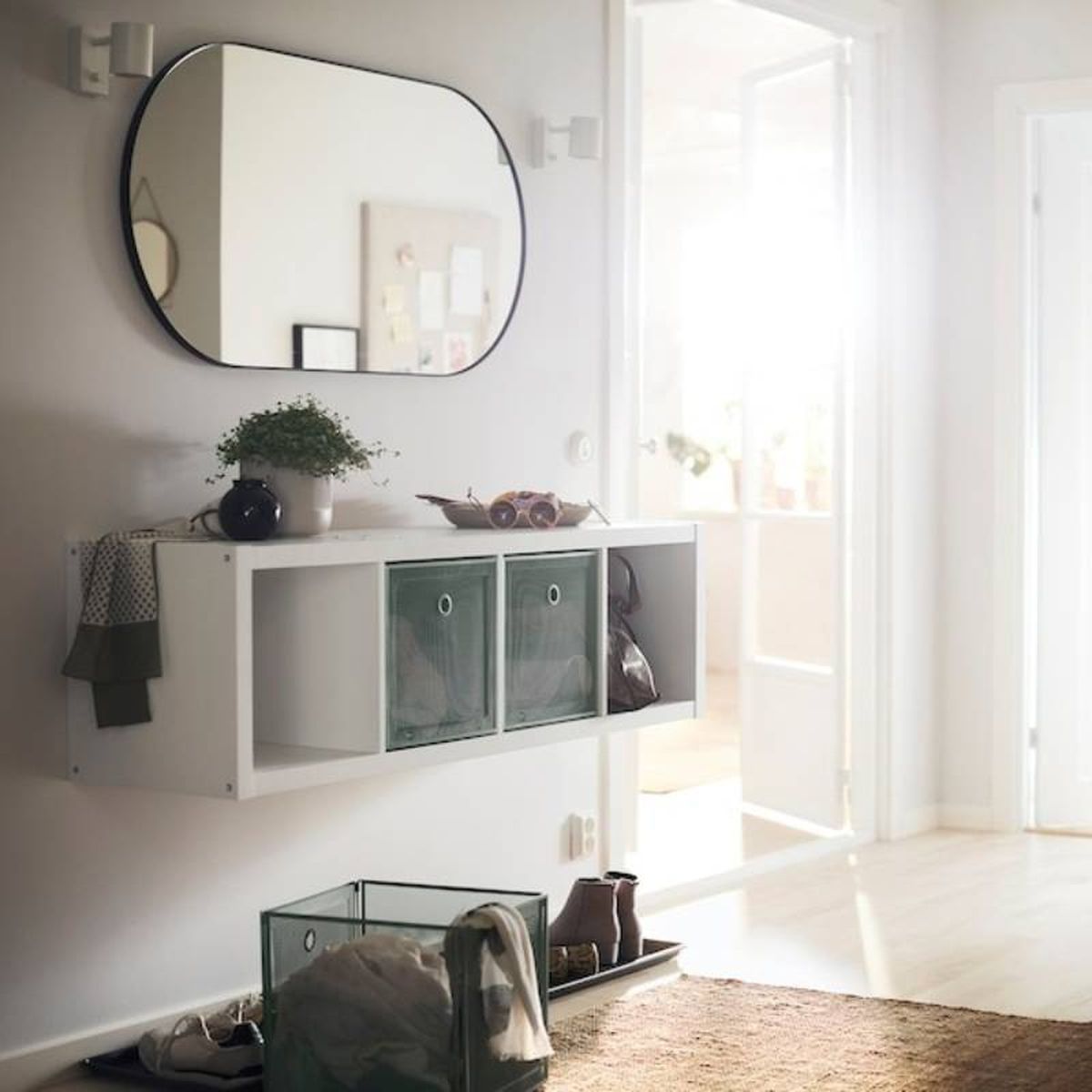 Recibidor con estantería Kallax blanca.