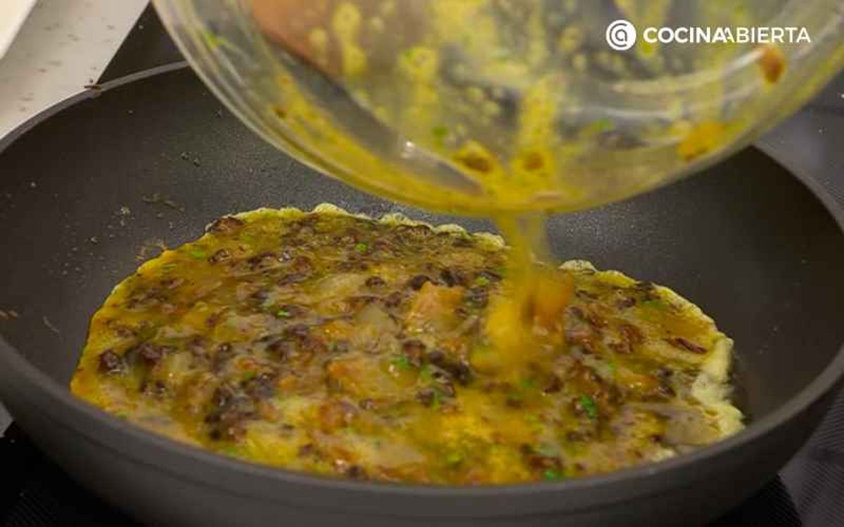 Fríe la tortilla de morcilla y cebolla caramelizada