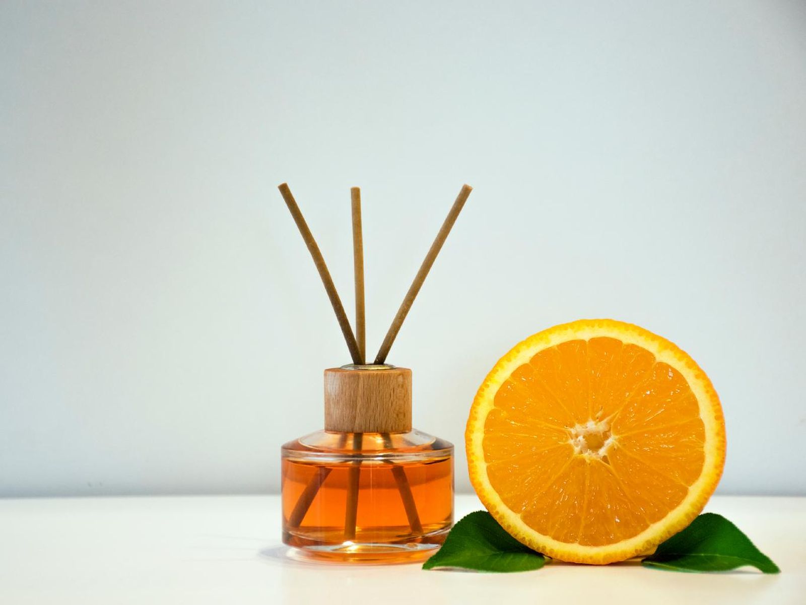 Ambientados de naranja con varillas de madera.