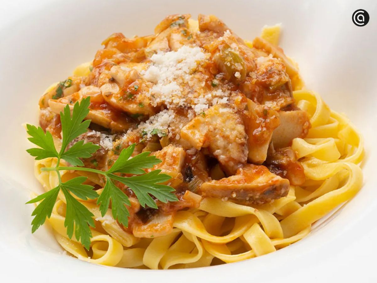 Los hongos de otoño llenan de intensidad unos tallarines caseros.