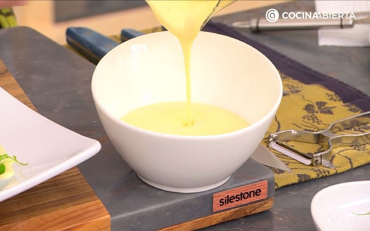 Vierte la mahonesa en un bol pequeño