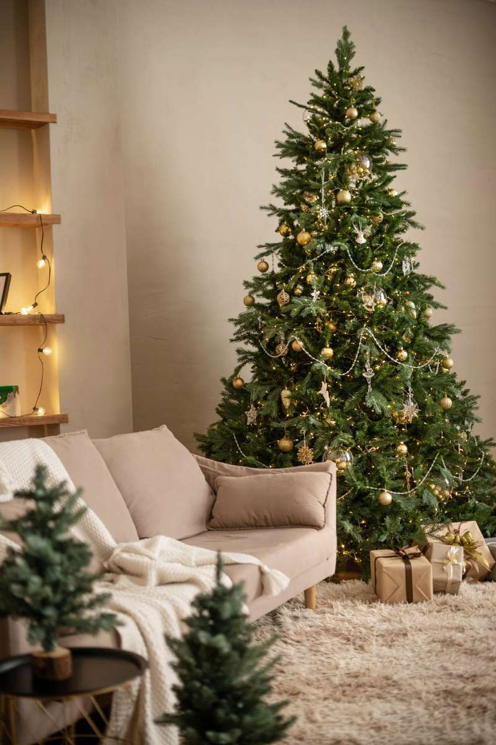 Sala de estar con árbol de Navidad con iluminación tenue. Sala de estar con árbol de Navidad con iluminación tenue.