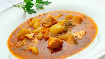 Guiso de patatas con salmón, receta de Karlos Arguiñano