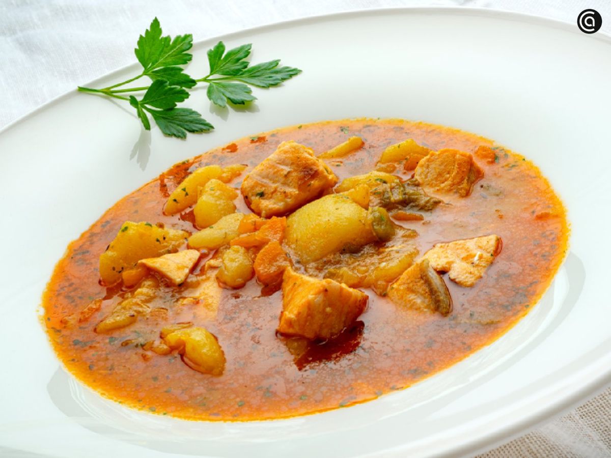 Guiso de patatas con salmón, receta de Karlos Arguiñano