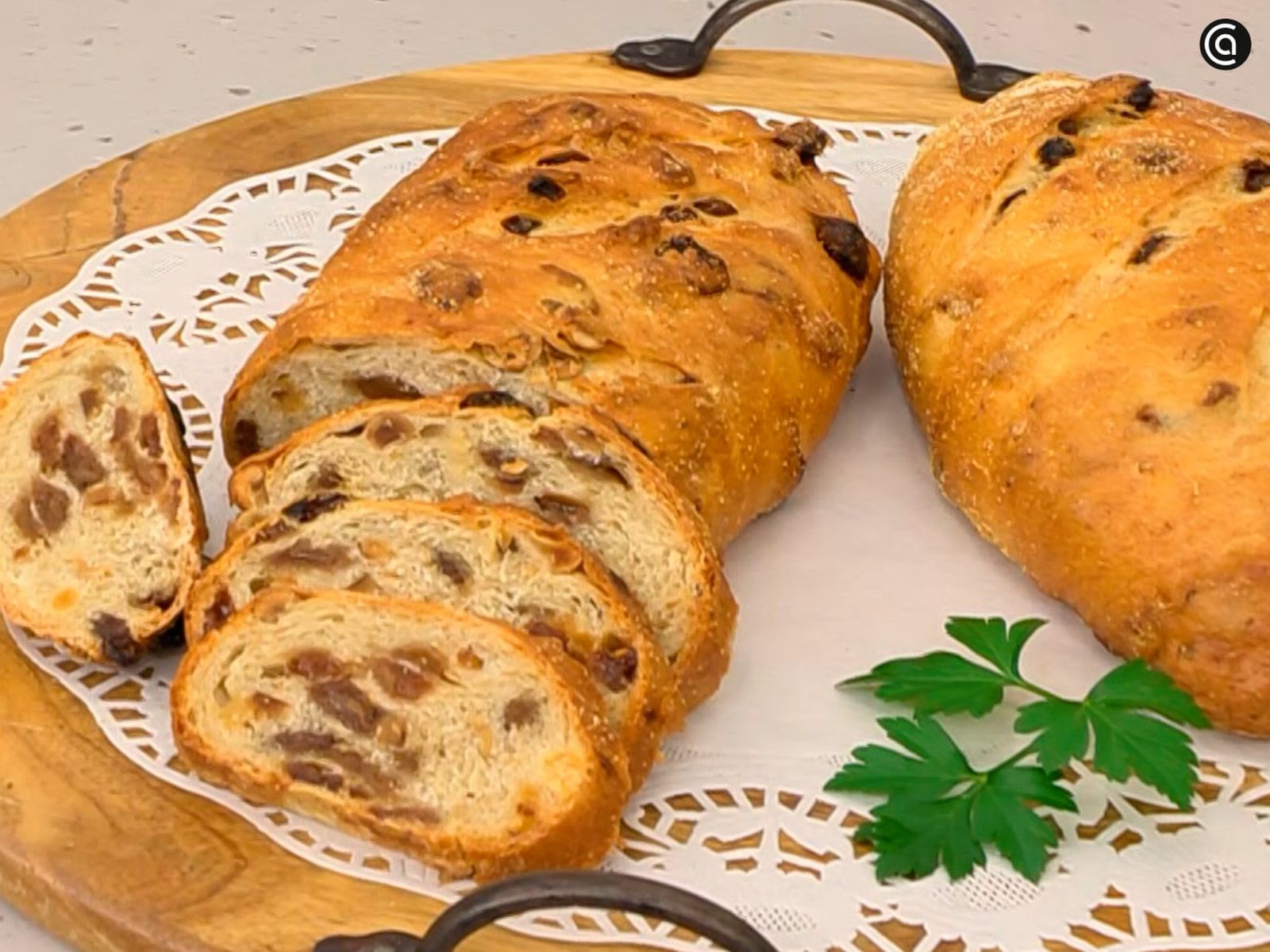 Coloca los bollos sobre una rejilla, déjalos enfriar y sírvelos