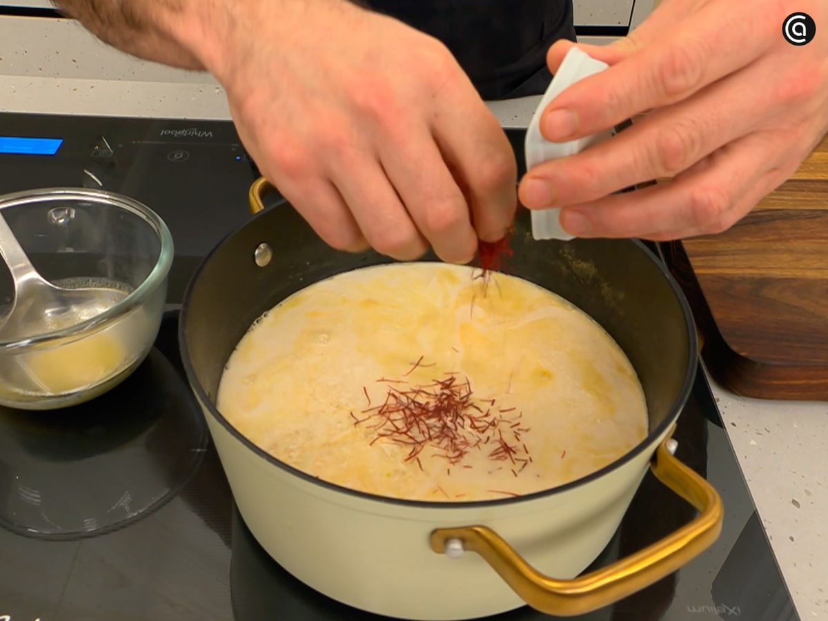 Incorpora los mejillones, añade la salsa de tomate y el azafrán, y cocina 3 minutos