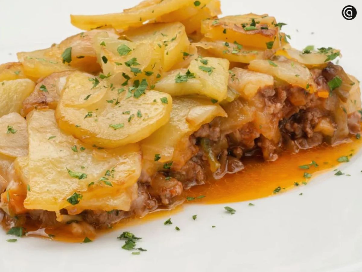 Pastel familiar de carne, un primer plato sin gluten fácil y sabroso que combina capas de patata y carne, perfecto para las comidas navideñas.