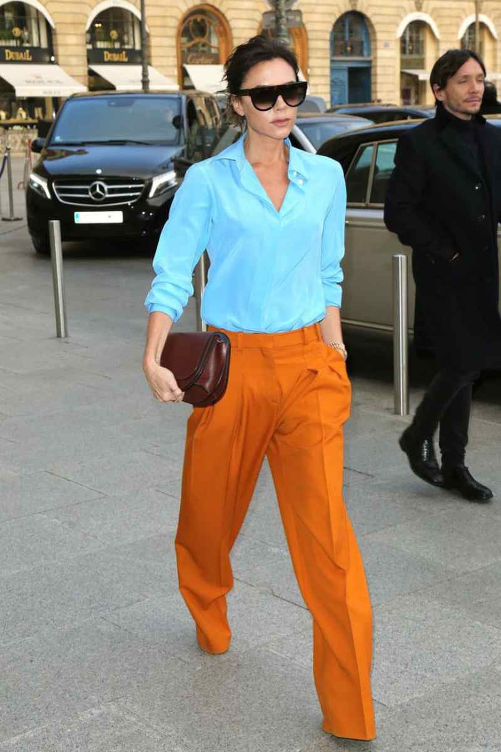 Victoria Beckham con camisa de su firma en contraste Victoria Beckham con camisa de su firma en contraste