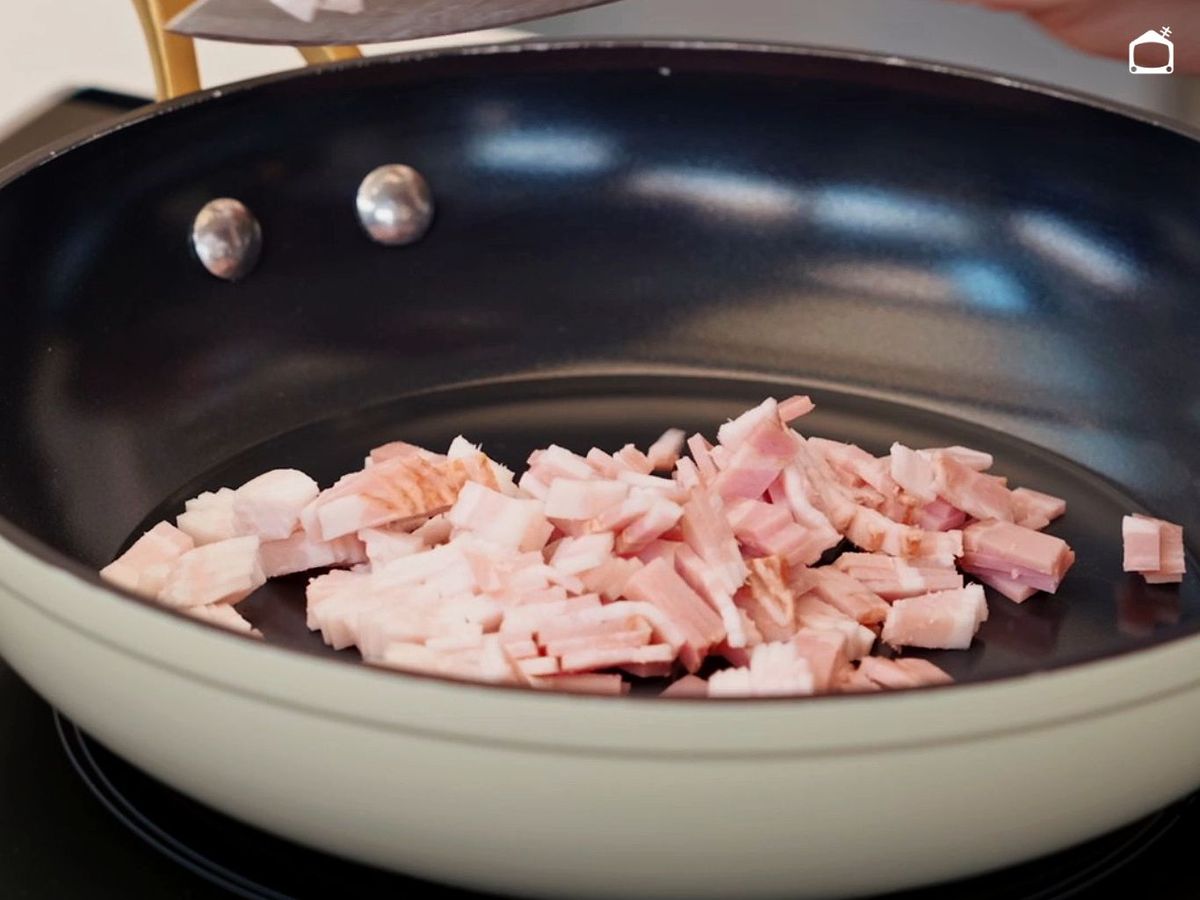 Freír el bacon para hacer los macarrones a la carbonara