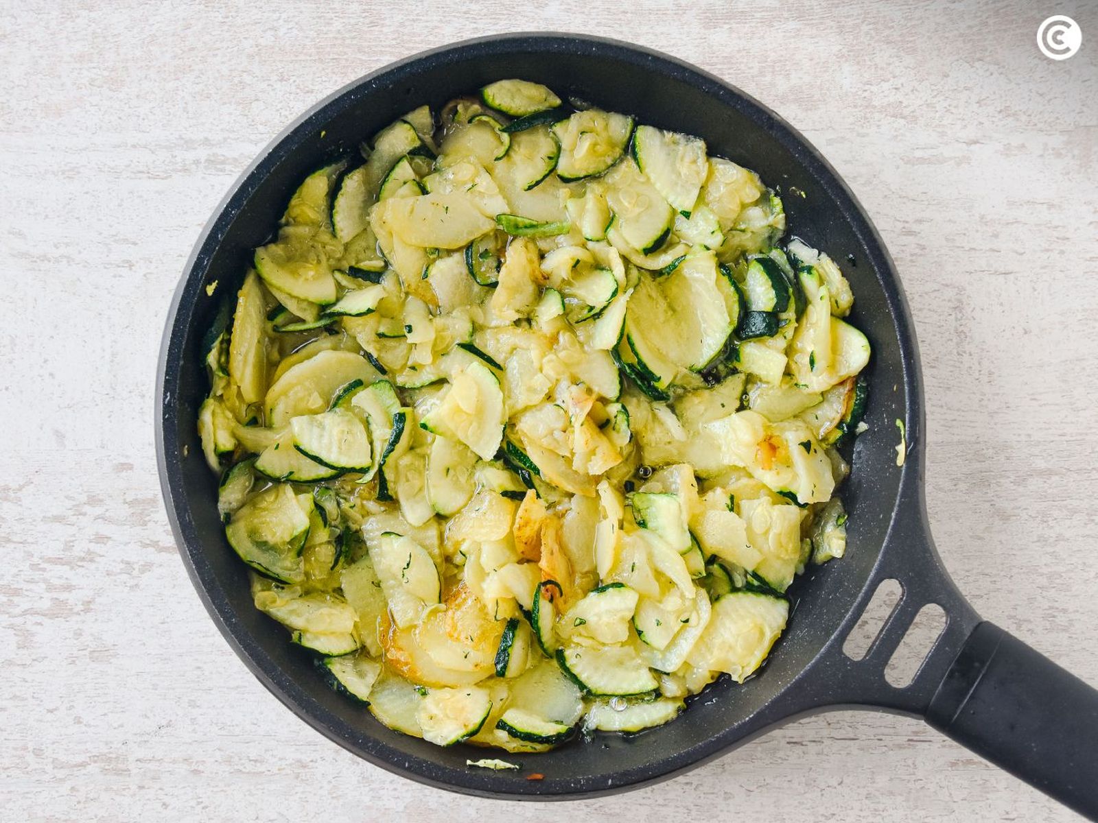 Freír el calabacín para la tortilla de patata y calabacín