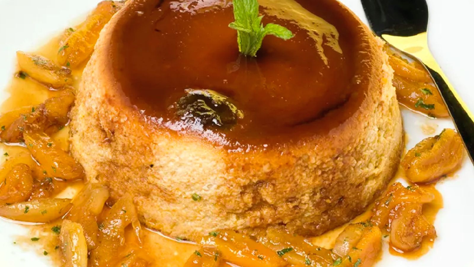 Así de irresistible queda el flan de boniato, súper cremoso y caramelizado