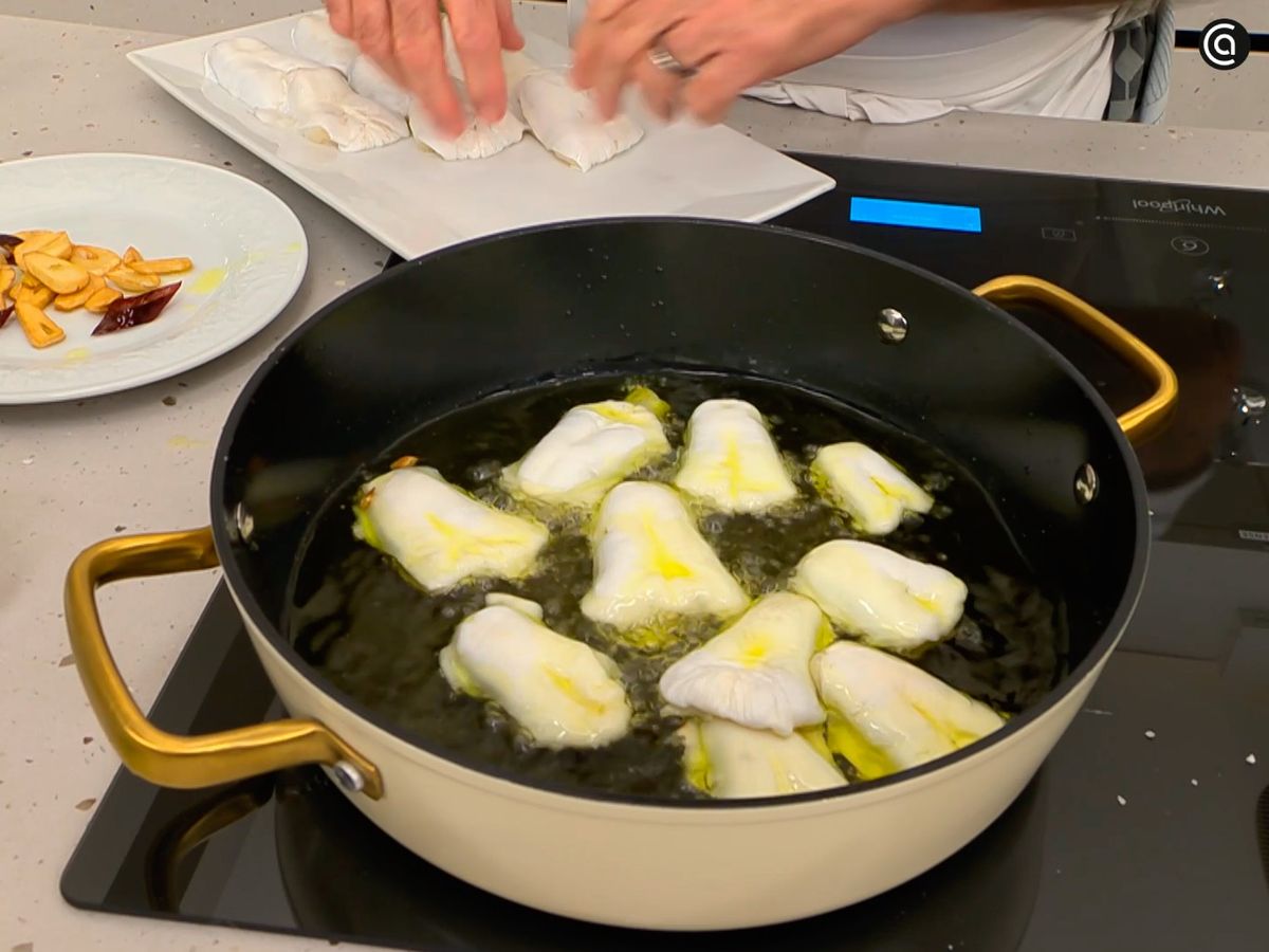 Pon las kokotxas de bacalao a cocinar en la tartera con aceite