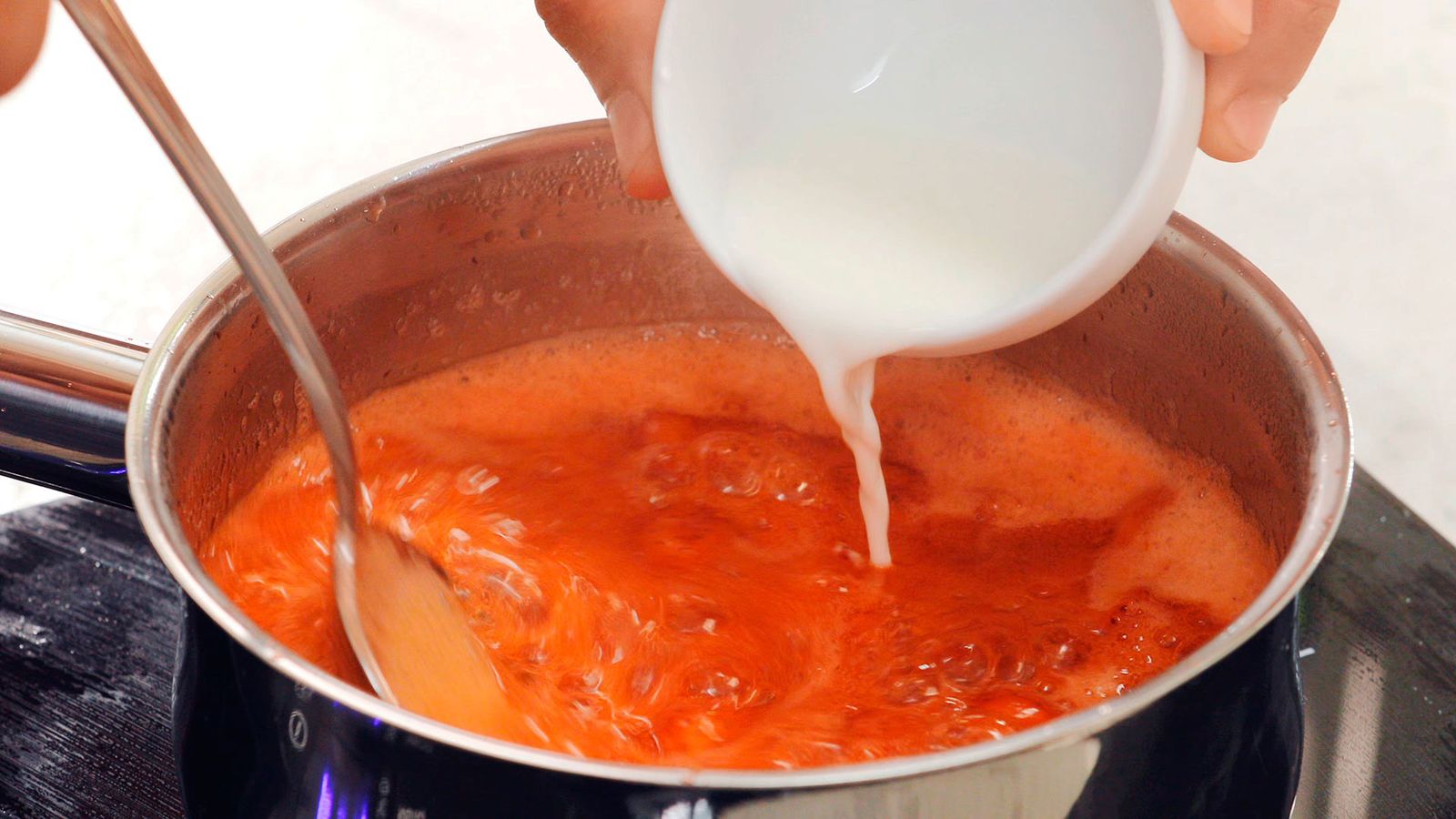 Diluye la harina en agua y añádela sin dejar de remover Salsa de fresas Paso 3