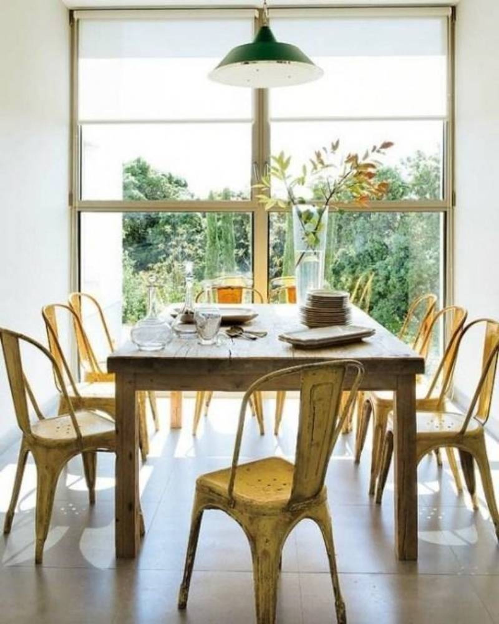 Comedor de estilo industrial con sillas de metal amarillas de efecto desgastado. Comedor de estilo industrial con sillas de metal amarillas de efecto desgastado.