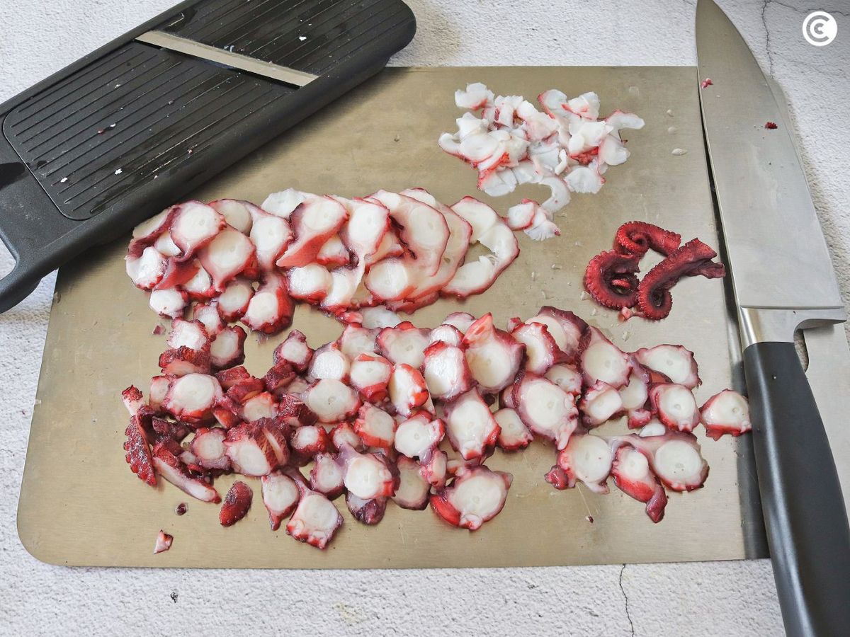 Corta el pulpo en láminas muy finas para el carpaccio